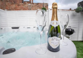 Amberley House - with Hot Tub + Free Parking